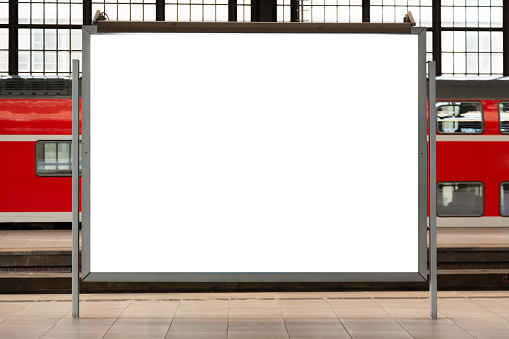 Moderno cartel publicitario en blanco vacío en una estación de ferrocarril. Maqueta para tu proyecto publicitario. photo