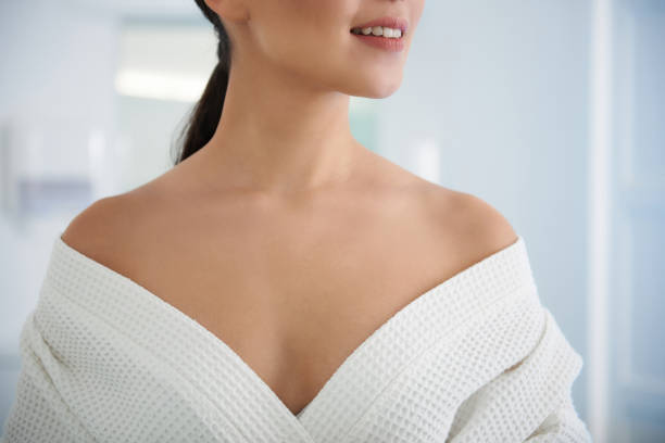 慎重なデコルテと笑顔の若いアジアの女性 - decolletage ストックフォトと画像