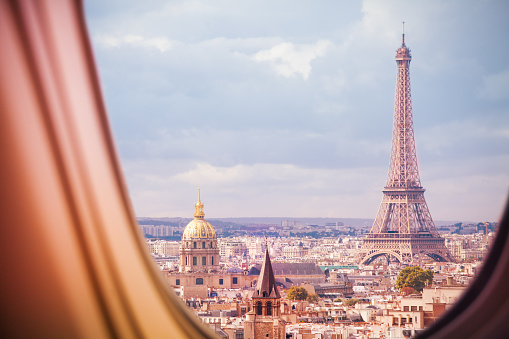 Vista de París y Torre Eiffel desde la ventana del avión photo
