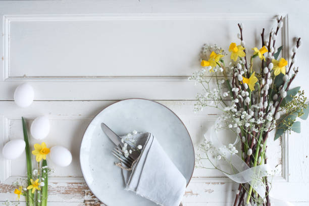arrangement de table de pâques avec des fleurs de printemps - retro revival food easter napkin photos et images de collection