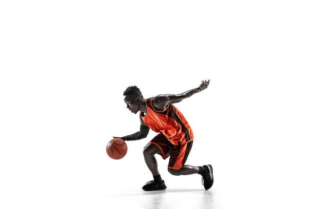 ritratto a figura intera di un giocatore di basket con palla - streetball basketball sport men foto e immagini stock