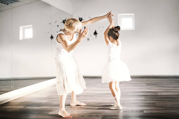 мастеринг балетного пируэта. - spinning classroom indoors exercising стоковые фото и изображения