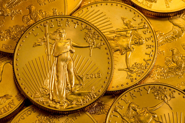 stos skarbu usa gold eagle monety jednej uncji - gold ingot coin bullion zdjęcia i obrazy z banku zdjęć