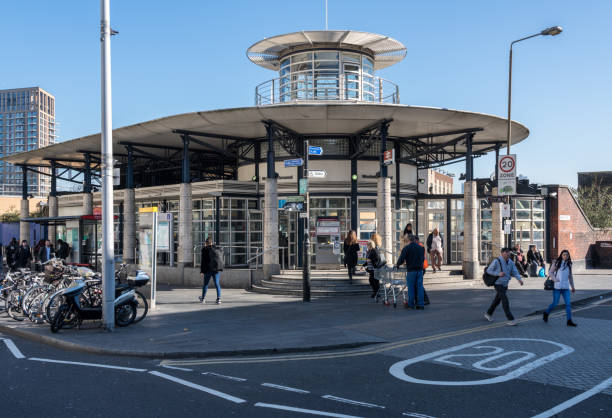 ingresso moderno alla stazione ferroviaria di woolwich arsenal a londra - british rail foto e immagini stock