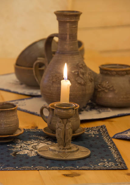 chandelier sur la table. - candlestick holder isolated candle medieval photos et images de collection