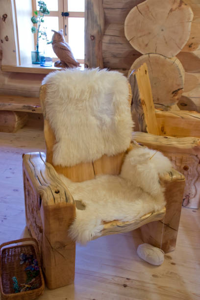 silla de madera con ribete de piel. - fur trim fotografías e imágenes de stock