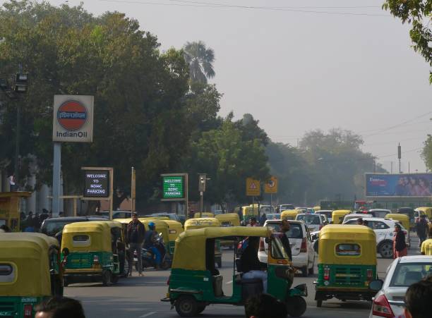 image of indian auto rickshaws taxi cabs, yellow and green tuk tuks transport photo, traffic jam in connaught place, new delhi, india - consumerism indian ethnicity india delhi imagens e fotografias de stock