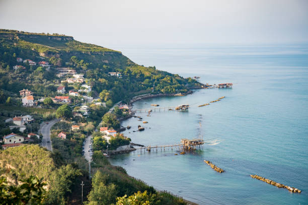 splendida vista sulla costa di fossacesia in abruzzo, italia - pescara foto e immagini stock