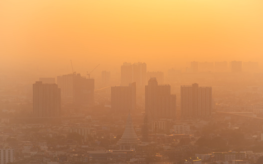 mal aire con PM 2,5 polvo en la atmósfera de la ciudad photo