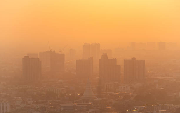 aria cattiva con polvere pm 2.5 nell'atmosfera della città - smog foto e immagini stock