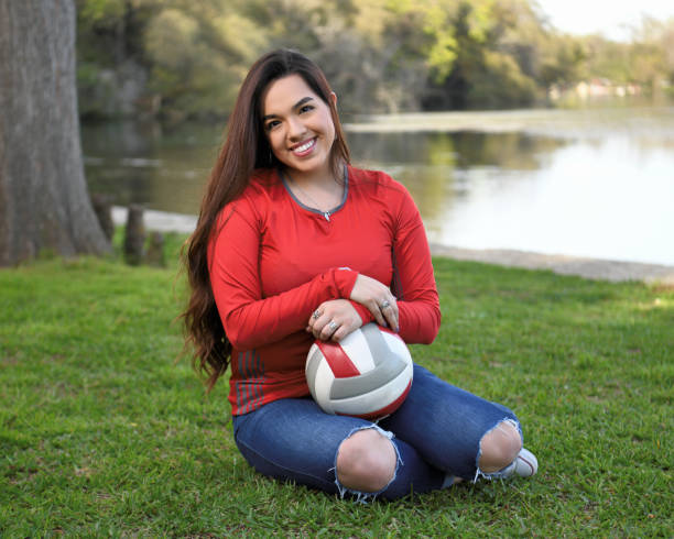 beautiful young high school girl posing for graduation pictures. - grad portrait imagens e fotografias de stock