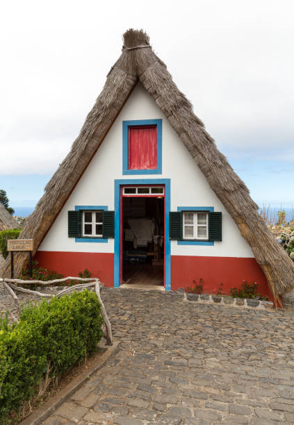 maison rurale traditionnelle à santana sur l'île de madère, portugal - madeira funchal house cottage photos et images de collection