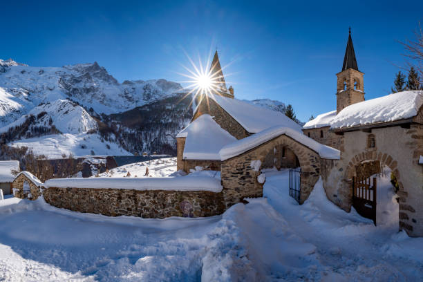 la grave, hautes-alpes, parco nazionale degli ecrins, alpi, francia: il villaggio locale di la grave e la sua chiesa - provenza alpi foto e immagini stock