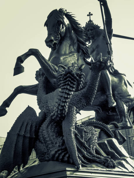 st george que scoloca o dragão - st george dragon mythology horse - fotografias e filmes do acervo