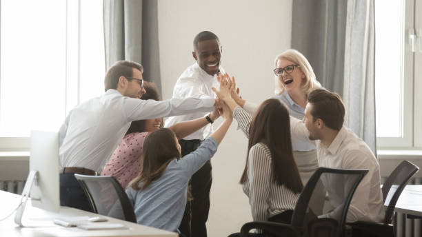 équipe d'affaires heureux employés divers engagés dans teambuilding donnant haut-cinq - loyalty business solidarity human hand photos et images de collection