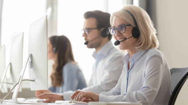 lächelnde weibliche call-center-agentin in headset consulting-client - support connection telephone headset stock-fotos und bilder