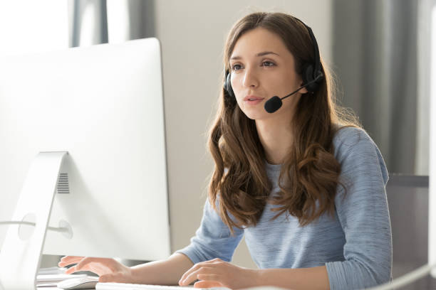 zakenvrouw in headset call center agent consulting deelnemende video conference - verkoopster stockfoto's en -beelden