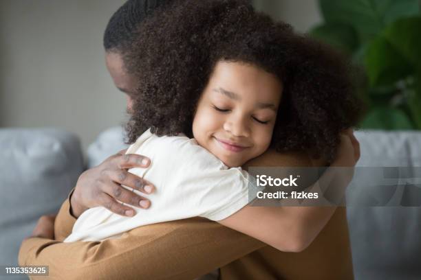 かわいい混合人種子娘抱擁父感じ愛接続 - 子供のストックフォトや画像を多数ご用意 - 子供, 抱きしめる, 父親