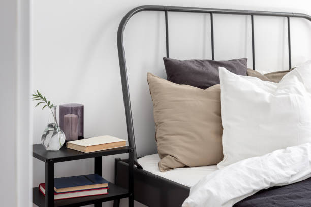 кровать с металлическим изголовьем - cozy bedside стоковые фото и изображения