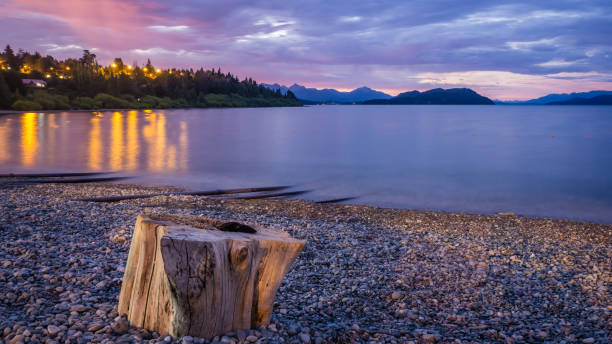 foto nocturna en playa bonita en el lago nahuel huapi en bariloche. patagonia argentina - bariloche lagos patagonia number 7 fotografías e imágenes de stock