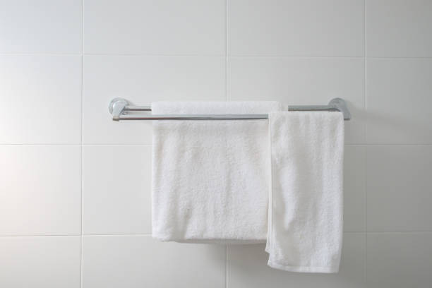 강철 레일에 매달려 있는 두 개의 흰색 드라이 타월이 있는 빈 욕실 - towel hanging bathroom railing 뉴스 사진 이미지