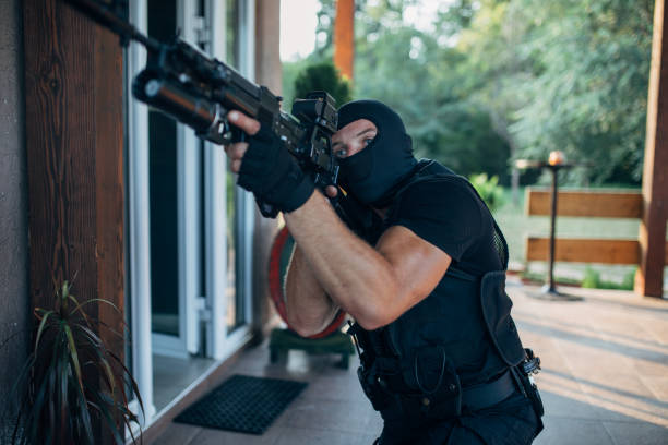 istock Police man in action 1135369662