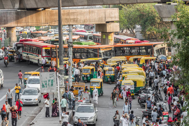 big trafic con tuktuks, autobuses y gente en nueva delhi, delhi, india - pueblo hindú fotografías e imágenes de stock