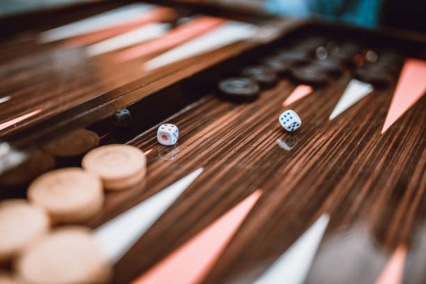 dice rolling on backgammon board - backgammon imagens e fotografias de stock