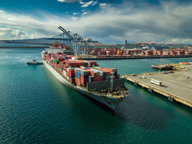 rimorchiatore manovra nave cargo a dockside nel porto di long beach - nautical vessel business cargo container shipping foto e immagini stock