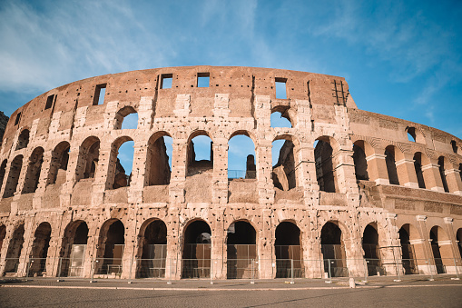 Langit Biru Latar Belakang Colosseum Di Roma Italia Foto Stok - Unduh