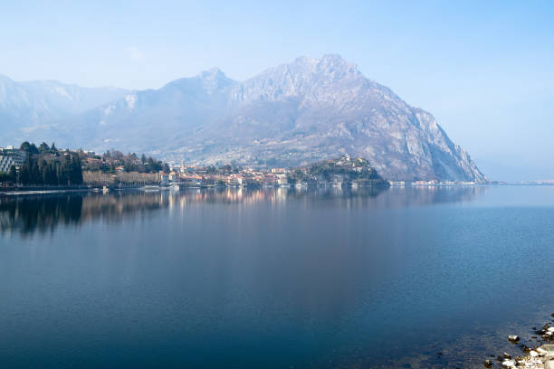 lac de côme et mont moregallo et ville de lecco - como mountain horizon landscape photos et images de collection