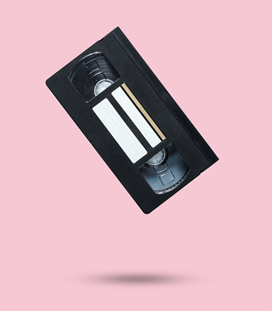 Cassette de vídeo de estilo retro en un fondo de color rosa pastel. Levitación, Foto 3D, minimalismo. Foto con sombra photo