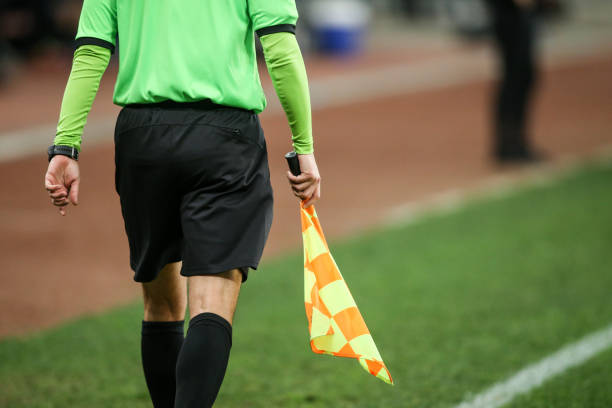 details eines linesman-schiedsrichters während eines fußballspiels - referee soccer authority linesman stock-fotos und bilder