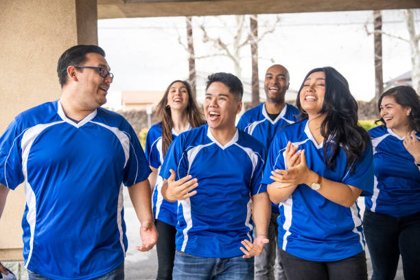 groupe diversifié de fans de football marchant après un jeu - foot walk photos et images de collection