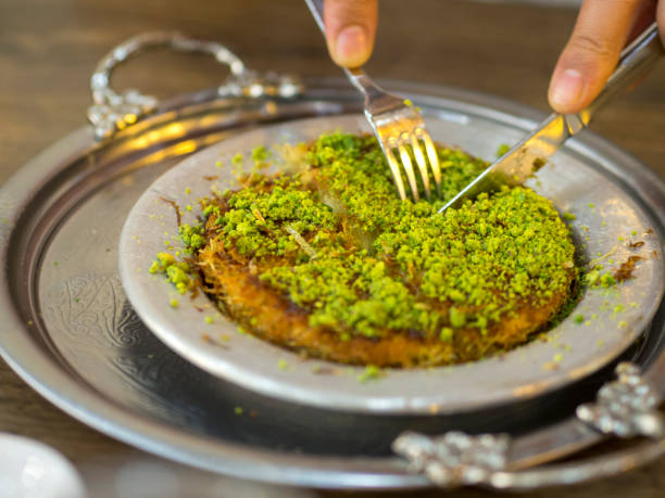 sobremesa turca do künefe no prato especial do serviço com pistache verde - künefe - fotografias e filmes do acervo