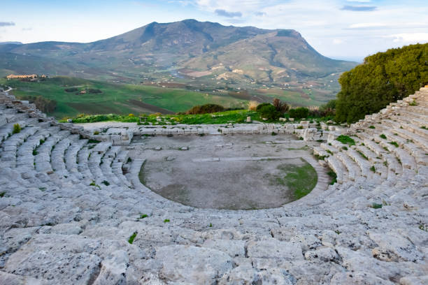 ancien arkitektur ruiner grekisk amfiteater, segeste, sicilien - foton med speaker bildbanksfoton och bilder