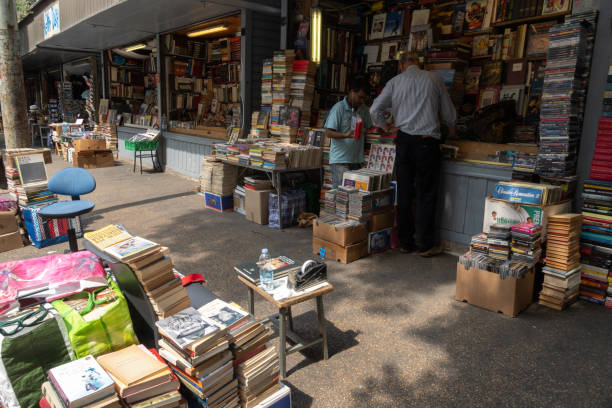 中古、古書、ポスター市場 - book titles shelf library ストックフォトと画像