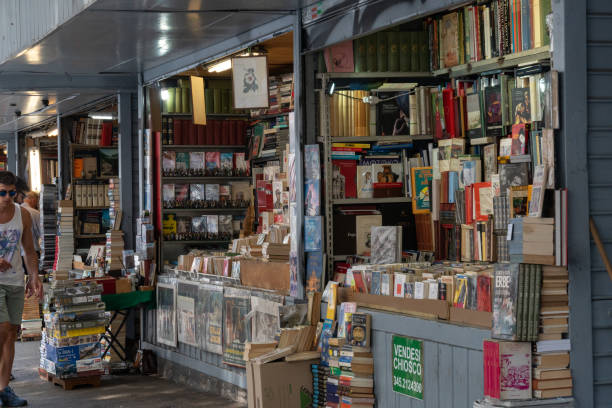 gebrauchte, alte bücher und plakatmarkt - book titles shelf library stock-fotos und bilder