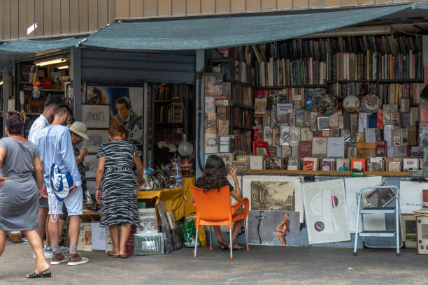 rynek używanych, starych książek i plakatów - book titles shelf library zdjęcia i obrazy z banku zdjęć