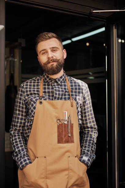 Friseur-Porträt im Vintage-Barberladen – Foto