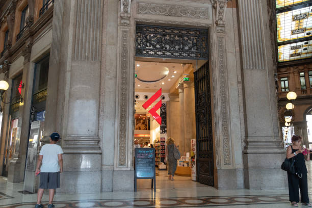 księgarnia i książki feltrinelli - book titles shelf library zdjęcia i obrazy z banku zdjęć