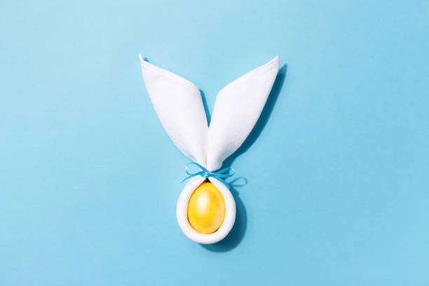 easter bunny ears with egg on blue background. - retro revival food easter napkin imagens e fotografias de stock