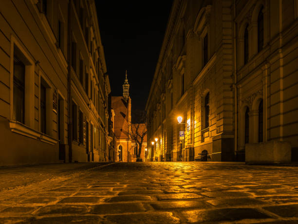 ポーランド・ビィドゴシュチュ大聖堂に向かう夜の脇道 - 15th street ストックフォトと画像