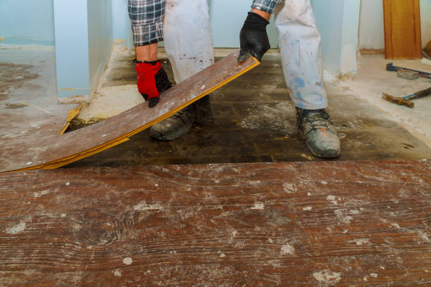 trabalhador manual que desmonta o parquet laminado velho do assoalho - construction dirt dirty manual worker - fotografias e filmes do acervo