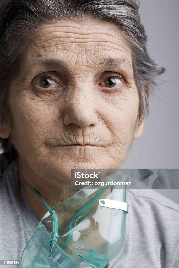 Senior donna con Maschera per l'ossigeno - Foto stock royalty-free di Adulto