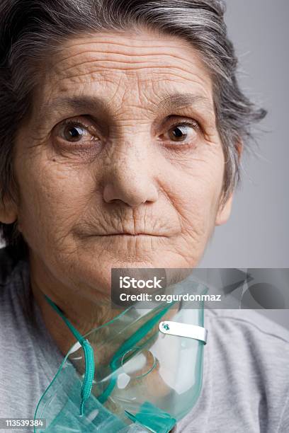 Senior Donna Con Maschera Per Lossigeno - Fotografie stock e altre immagini di Adulto - Adulto, Ambientazione interna, Apparato respiratorio