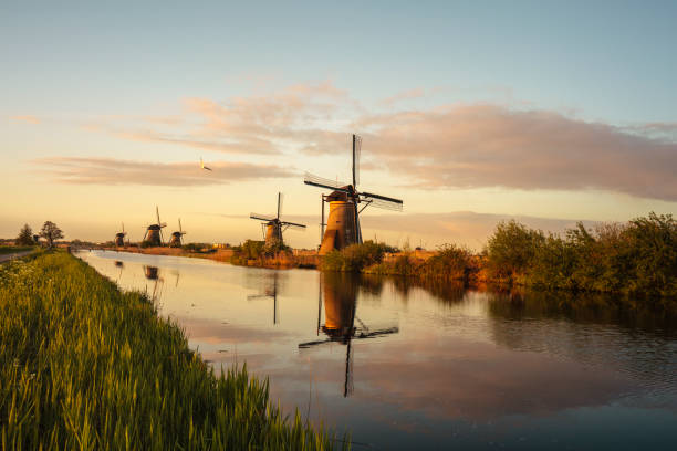 moinhos de vento velhos em kinderdijk no nascer do sol (países baixos) - polder windmill space landscape - fotografias e filmes do acervo