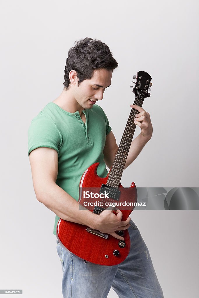 Jeune homme jouant de la guitare - Photo de Jeunes hommes libre de droits