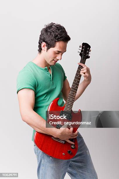 Foto de Jovem Tocando Guitarra e mais fotos de stock de Homens Jovens - Homens Jovens, Adolescente, Adulto