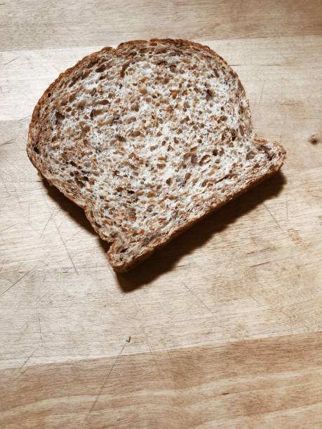 una rebanada de pan integral - food mobilestock bread brown bread fotografías e imágenes de stock